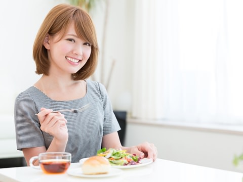 食事をする女性