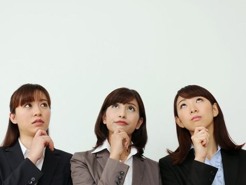 考え込む女性たち