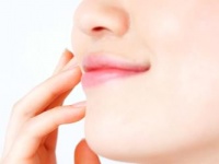 口元のしわを消す方法と皮膚科での治し方