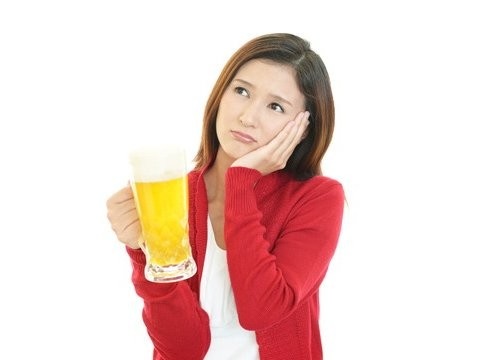 飲みすぎ注意！ストレスからの飲酒が与える美容トラブルと依存症