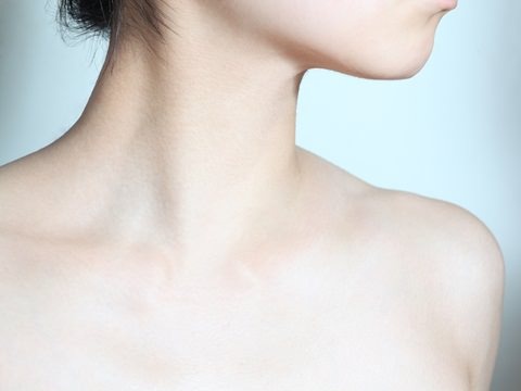 胸のニキビの原因と皮膚科での治し方