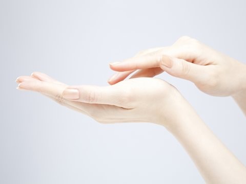 手の乾燥の原因と手荒れ・ひび割れの予防・対策方法