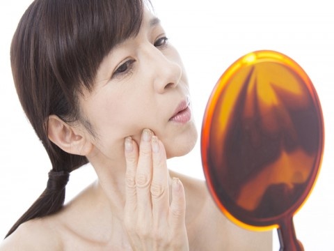 顔のむくみを解消するマッサージ方法と効果的な食べ物