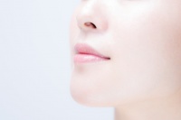 鼻の毛穴が黒ずむ「いちご鼻」を解消するための効果的な洗顔・毛穴ケア