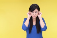 耳たぶ・耳の裏の粉瘤の原因は？治療は手術しかないの？