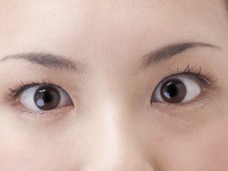 目元・目の周りのくすみの原因と改善方法