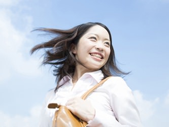 快活な女性のイメージ画像