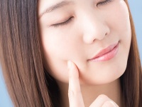 頬の乾燥の原因とケア方法