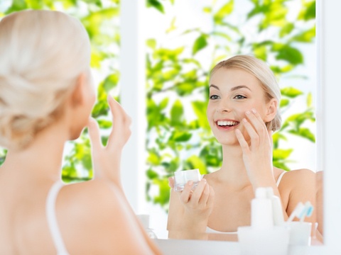 目だった毛穴をスキンケアで改善する女性の画像