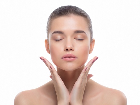 毛穴を引き締めるスキンケアを実施している女性の画像