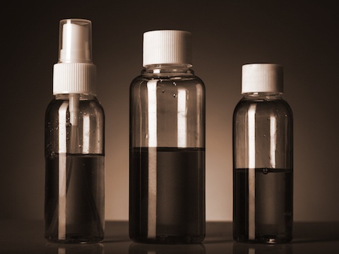 多くの毛穴化粧水がある中から、どの化粧水を選ぶべきか連想させる画像