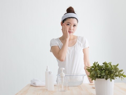 クレンジングの準備をする女性