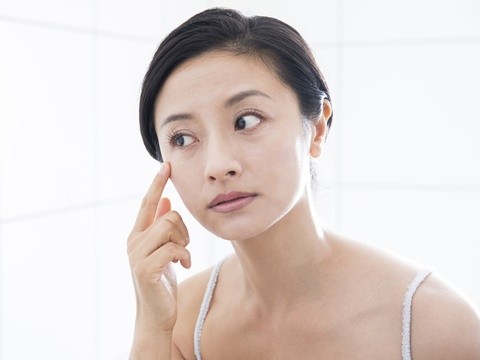 小じわを気にする女性