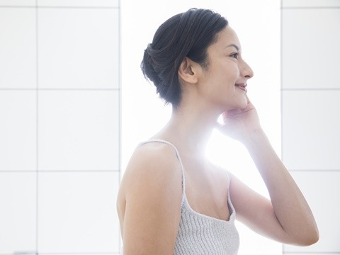 スキンケアをする産後の女性