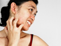 顔が乾燥してヒリヒリ痛いときの対処と改善方法