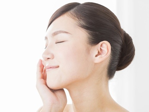 しっとり潤った肌に満足そうな女性