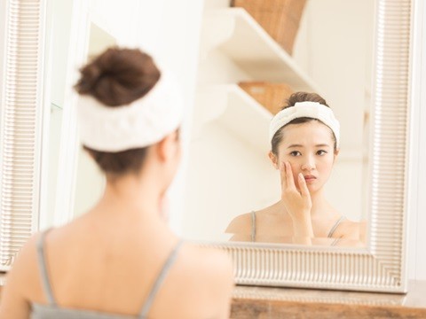 肌の不調に悩む女性