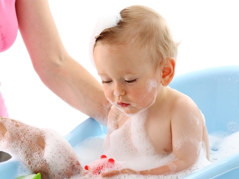 赤ちゃんの洗顔はいつから始めるべき？洗い方とおすすめ洗顔料