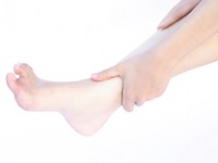足首のむくみを解消して美脚になるマッサージ方法