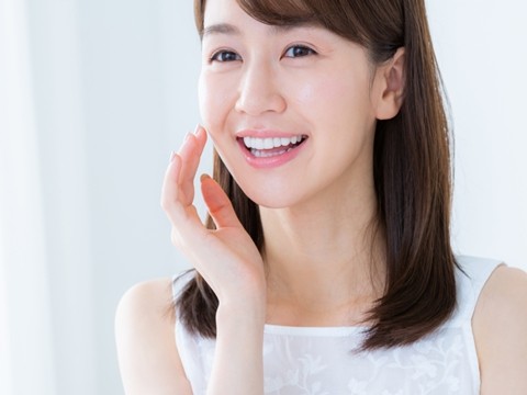 ほおの高い位置につや玉ができ、うれしそうな女性