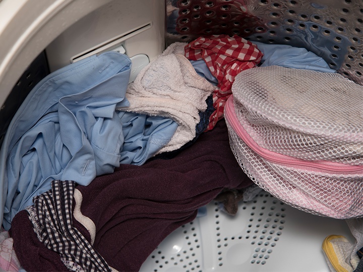 洗たく槽に残った衣類