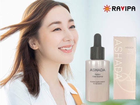 新しい美容液を試してみようと考えている女性