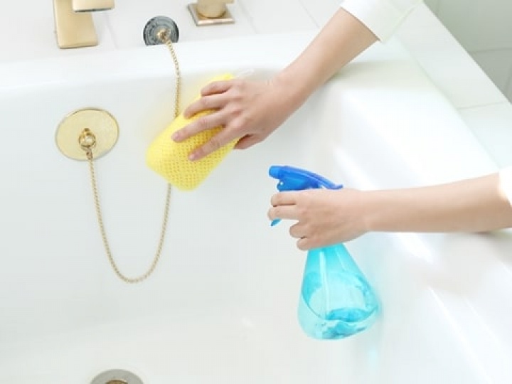 お風呂掃除をする女性イメージ