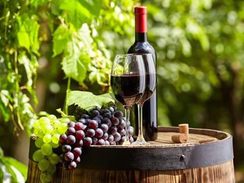 レスベラトロールを多く含む赤ワインと赤ブドウの画像