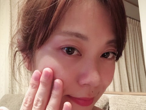 残暑の肌を気にする女性