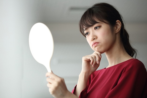 混合肌を気にする女性