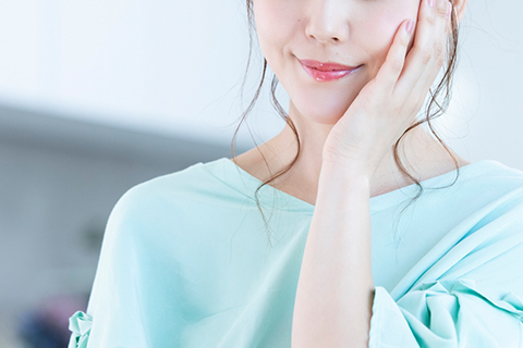 スキンケアする女性