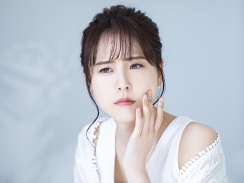肌悩みを抱える女性