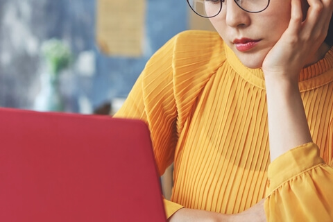 仕事をする女性イメージ