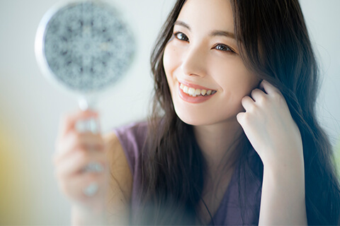 鏡を見る笑顔の女性