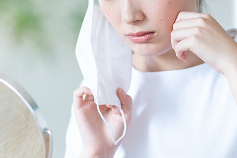 肌荒れを気にする女性