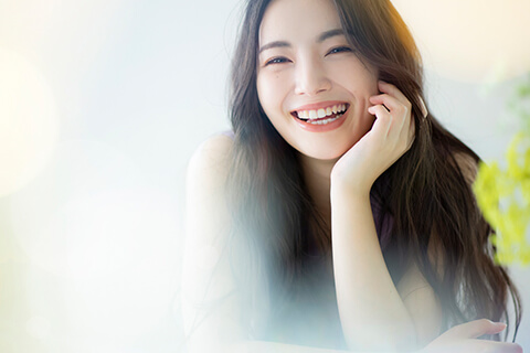 笑顔でこちらを見る女性