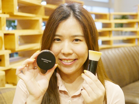 ベアミネラルオリジナルファンデーションを手にする編集部員