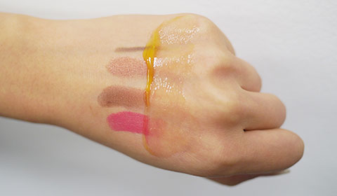 メイクを落としている様子