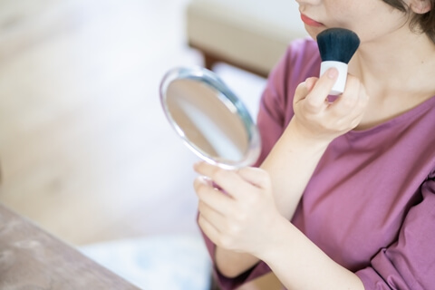化粧をする女性イメージ