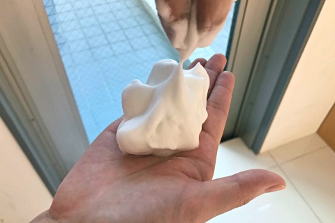 泡石を泡立てる画像