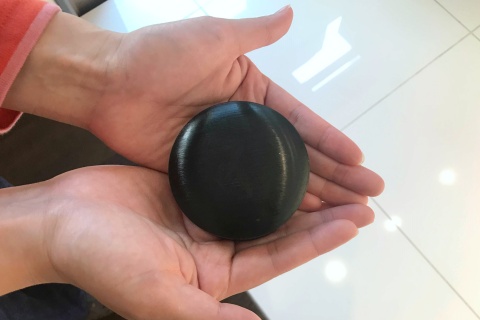 泡石を手に乗せる画像