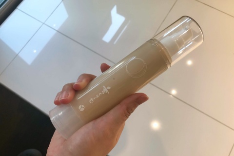 秀くりーむを手に持つ画像