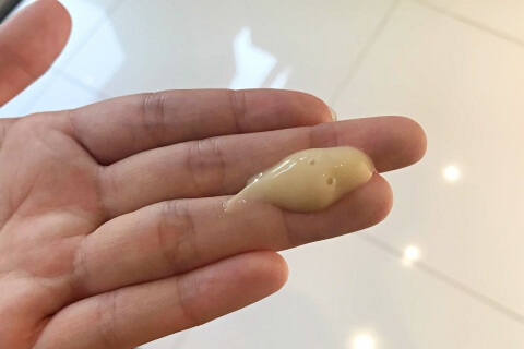 秀くりーむを手に取る画像