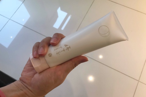 優すくらぶを手にもつ画像