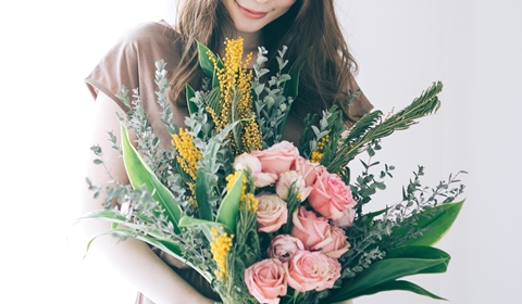 花束を持つ女性イメージ