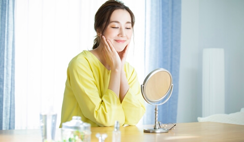 美しい肌の40代女性イメージ