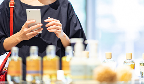 アイテムを選ぶ女性