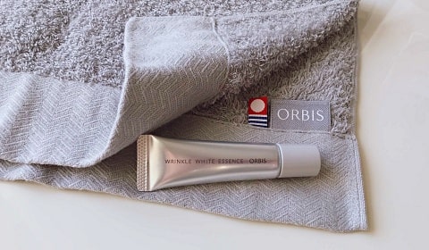 薬用シワ改善美容液と今治タオルつき