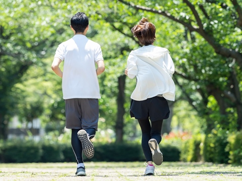 公園をジョギングする男女のイメージ画像