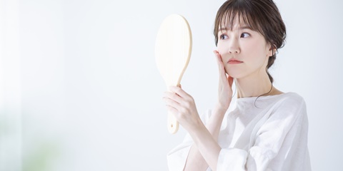 肌荒れする女性のイメージ